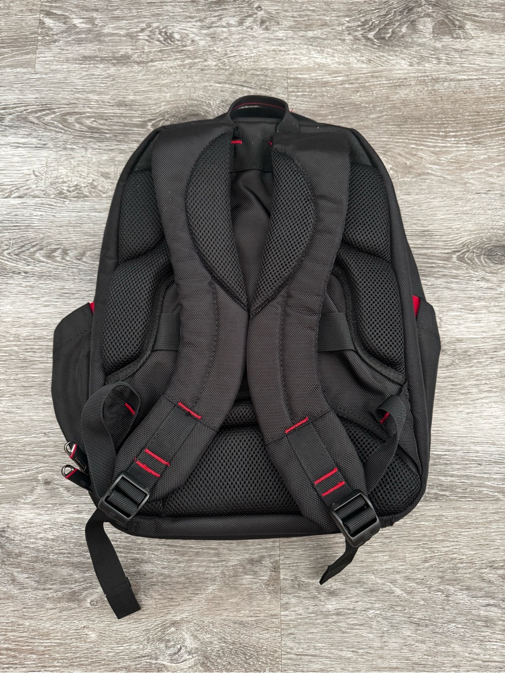 Samsonite Black Backpack with Red Accent Zippers - Picture 3 of 8